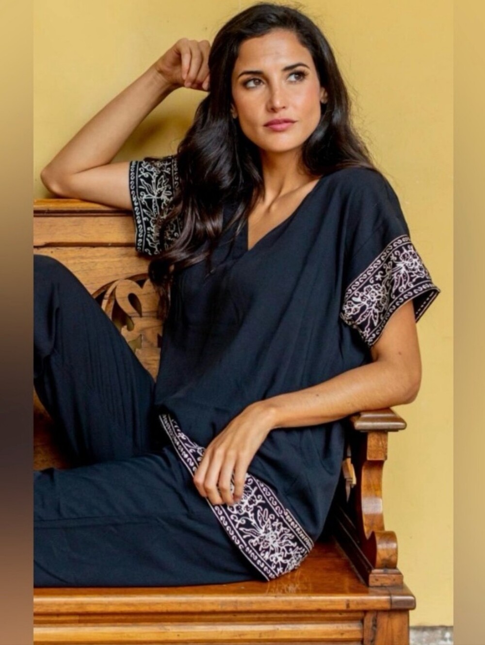 Novica Batik Tunic in Black w White Abstract Floral Border on Sleeve & Hemline M